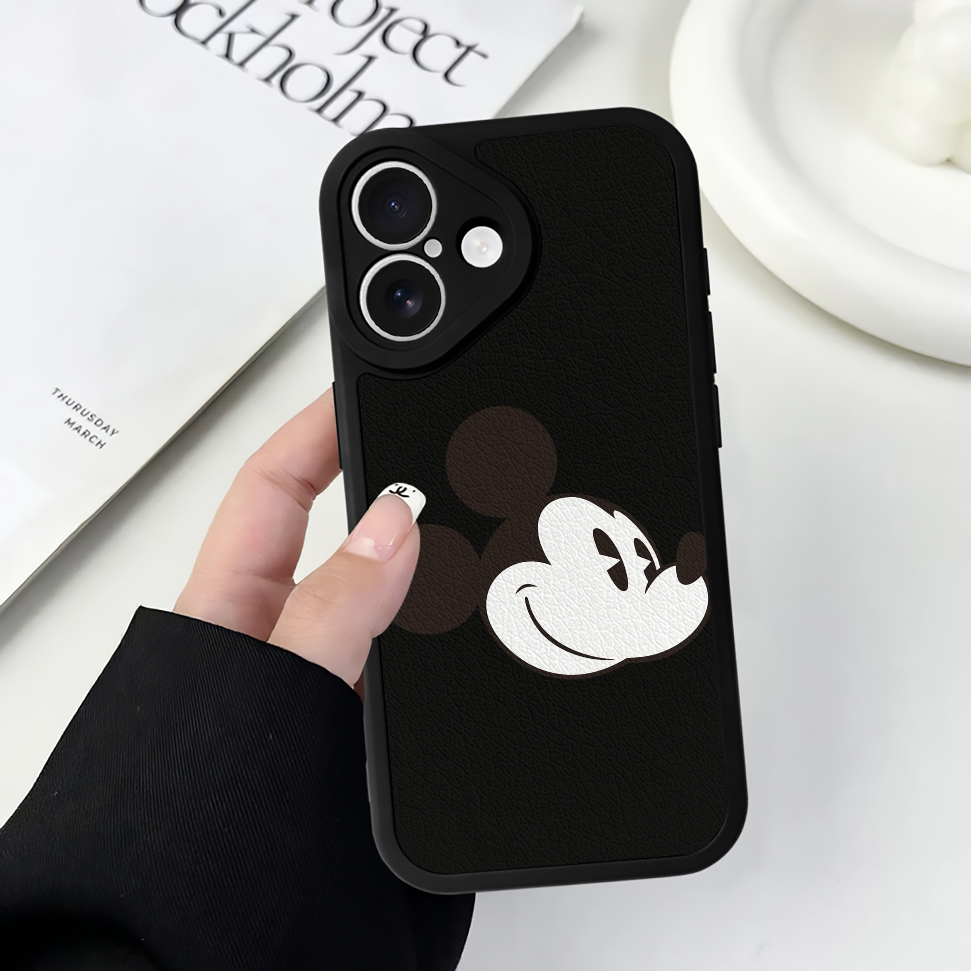 （画像用） ミッキーマウス Mickey Mouse 【iPhone 16シリーズ対応】シリコンスマホケース（レザー調） 材質：シリコン